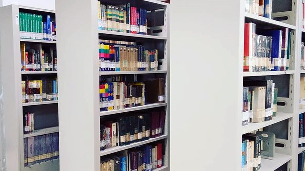 Perpustakaan dengan Koleksi Lengkap